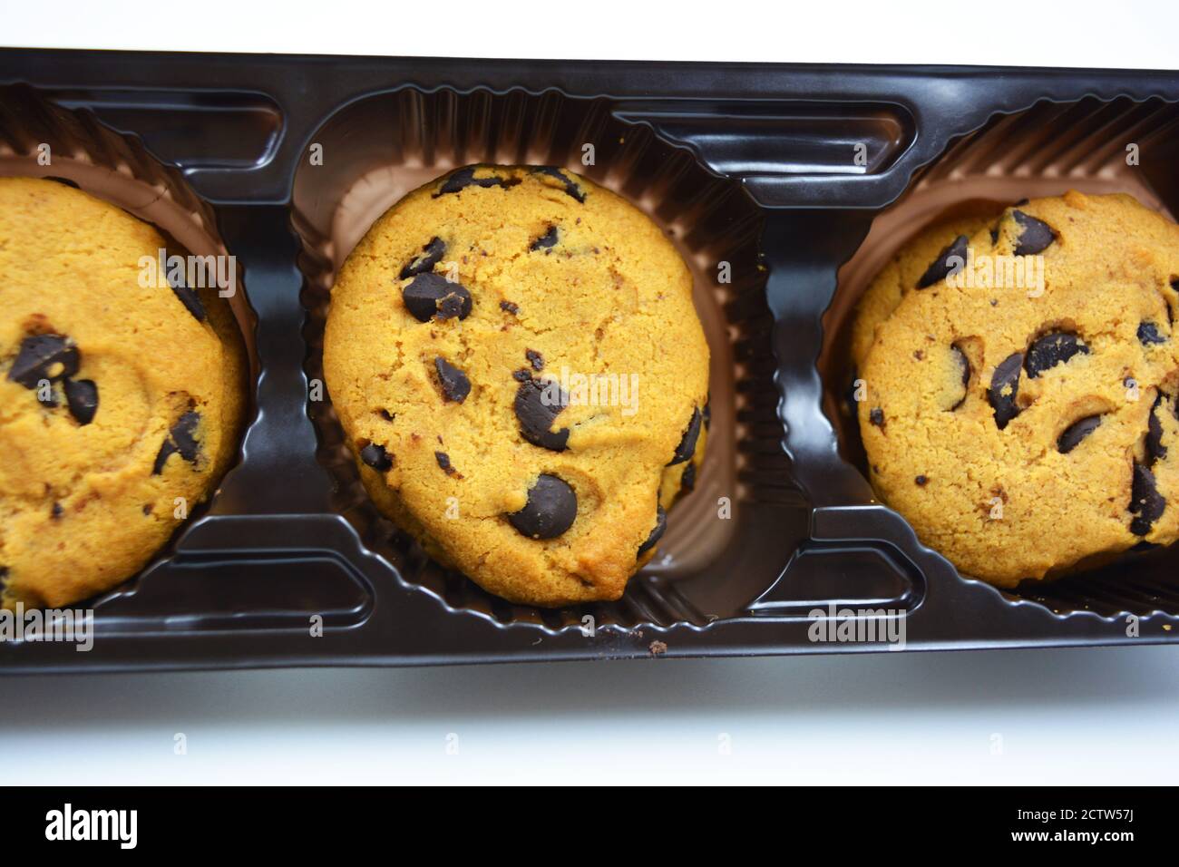 Galleta muy dulce de galletas con trozos de chocolate situado sobre un  fondo blanco. Galletas populares ucranianas, muy satisfactorio con el sabor  de horneado Fotografía de stock - Alamy