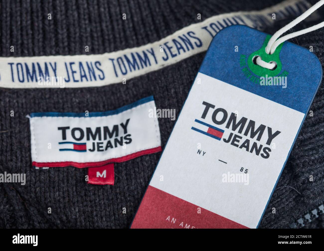 LONDRES, Reino Unido - 09 DE SEPTIEMBRE de 2020:Tommy Hilfiger etiqueta y  etiqueta de ropa en tela de lana gris Fotografía de stock - Alamy