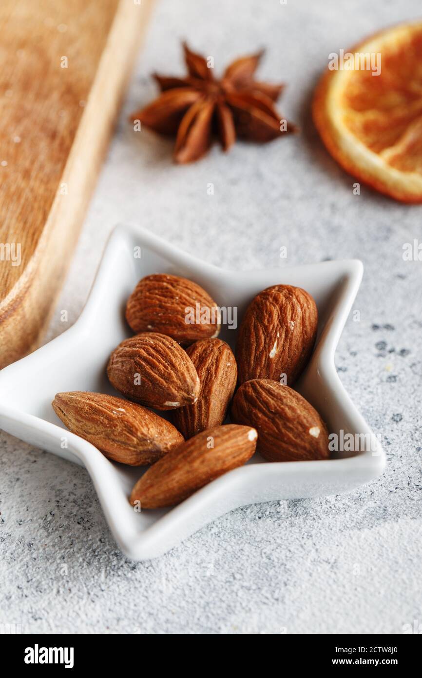Ingredientes y decoración para hornear Navidad - stollen y pastel Foto de stock