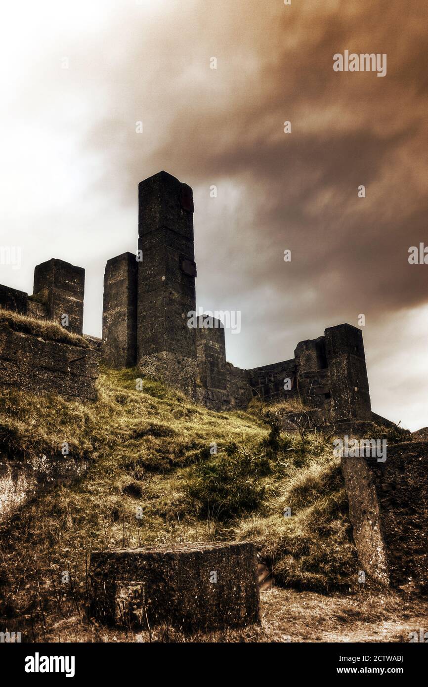 Ruinas industriales distópicas en Hilltop Foto de stock