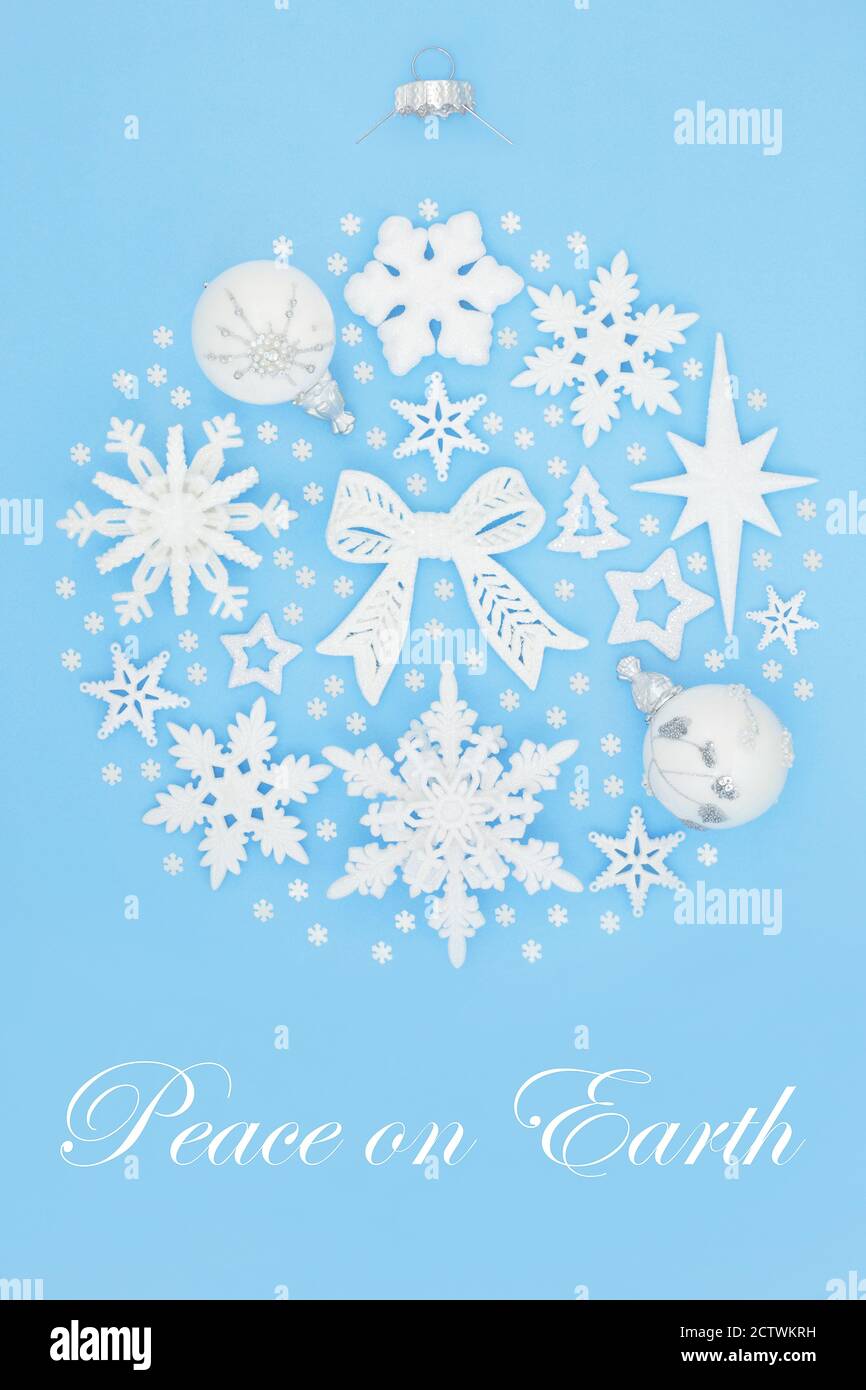 Paz en la tierra resumen Navidad redondo decoración de bolas con  decoraciones de color blanco y mate y pequeños copos de nieve sobre fondo  azul pastel. Compo festivo Fotografía de stock -