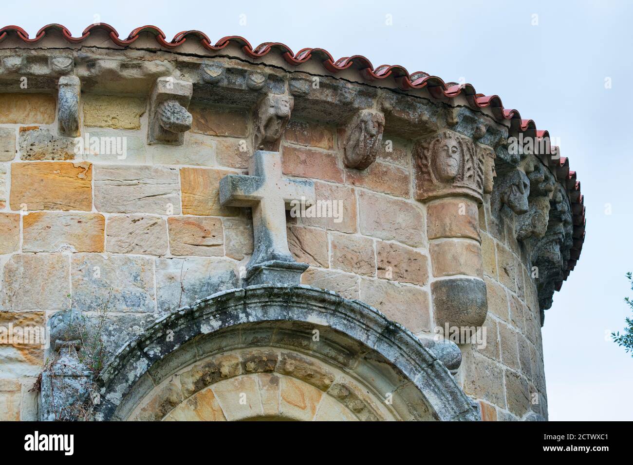 Vista del exterior del ábside de la Iglesia románica de Santa María de Bareyo, Bareyo, municipio de Bareyo, Cantabria, Mar Cantábrico, España, Europa Foto de stock