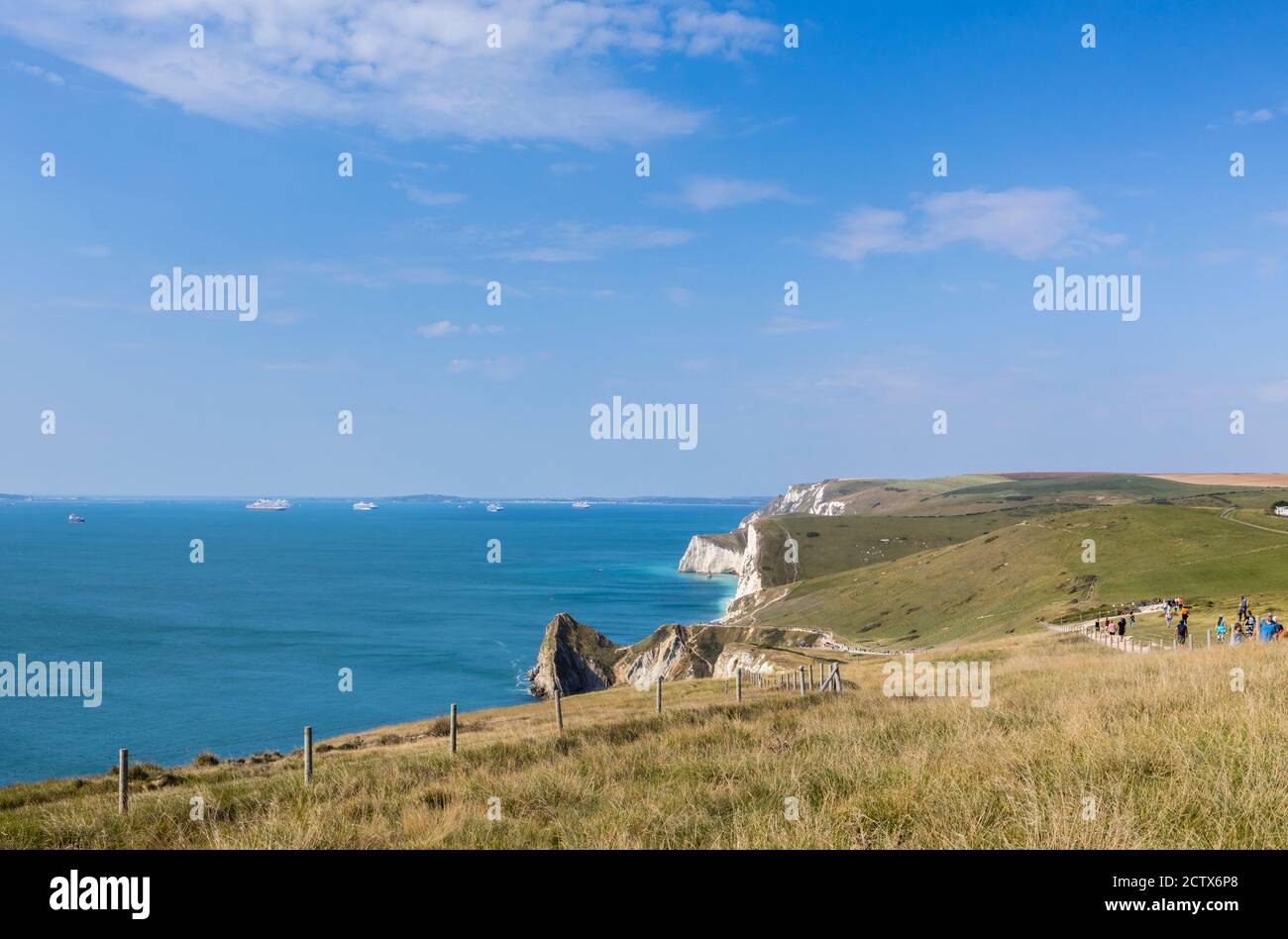 Vista panorámica de la costa desde el camino de la costa suroeste Desde Lulworth Cove hasta Durdle Door en la Costa Jurásica Patrimonio de la Humanidad en Dorset Foto de stock