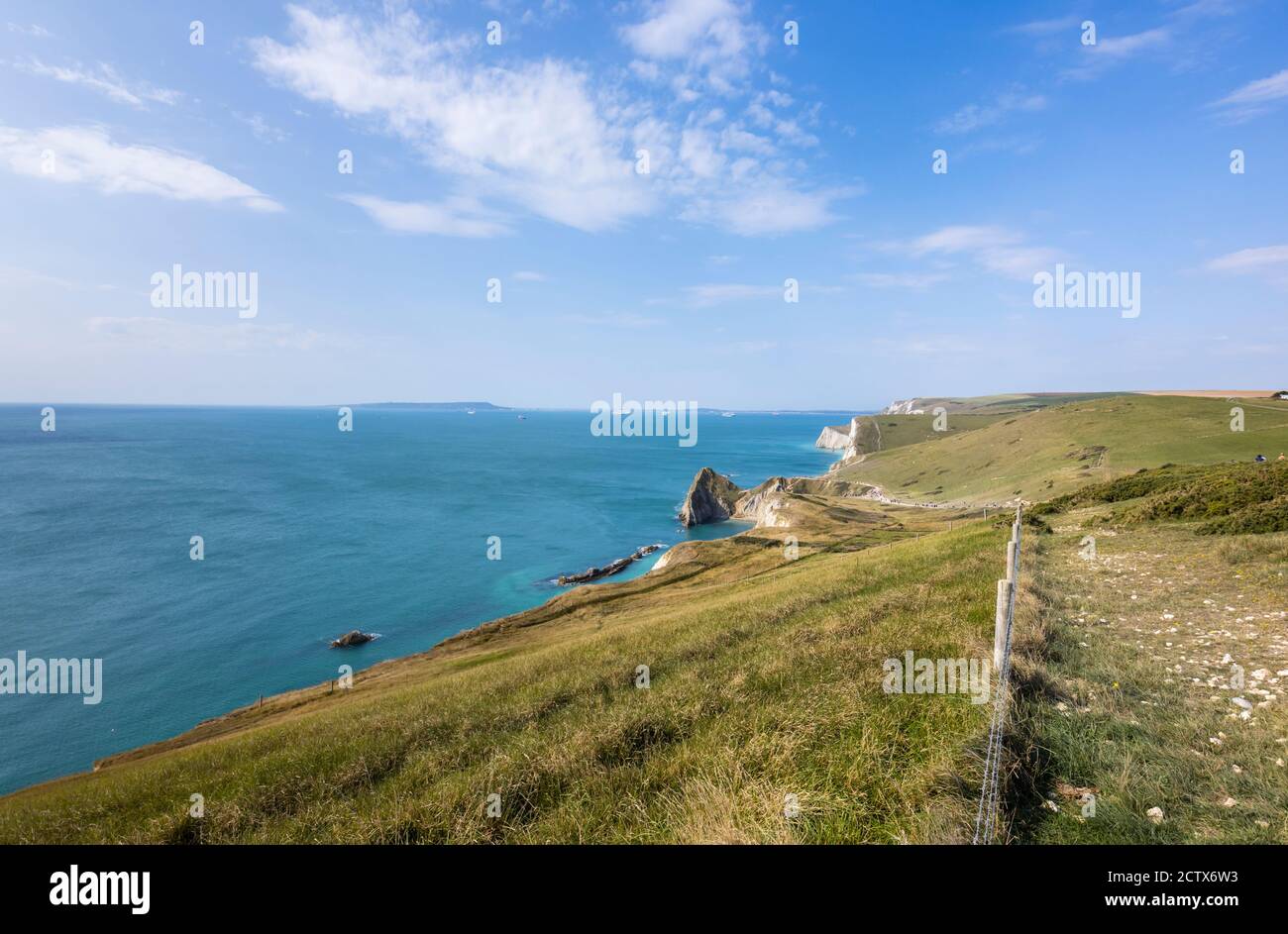 Vista panorámica de la costa desde el camino de la costa suroeste Desde Lulworth Cove hasta Durdle Door en la Costa Jurásica Patrimonio de la Humanidad en Dorset Foto de stock