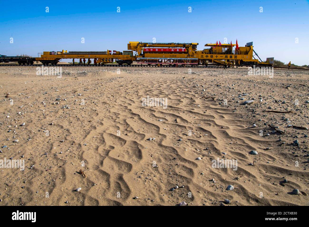 Hotan. 25 de septiembre de 2020. Una máquina coloca vías férreas en el  sitio de construcción del ferrocarril Hotan-Ruoqiang en la Región Autónoma  Uygur de Xinjiang, en el noroeste de China, 25