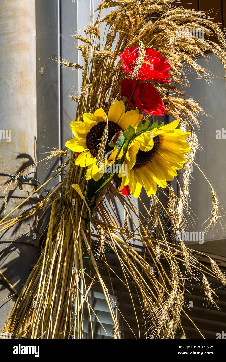 Arreglo de flores artificiales fotografías e imágenes de alta resolución -  Alamy