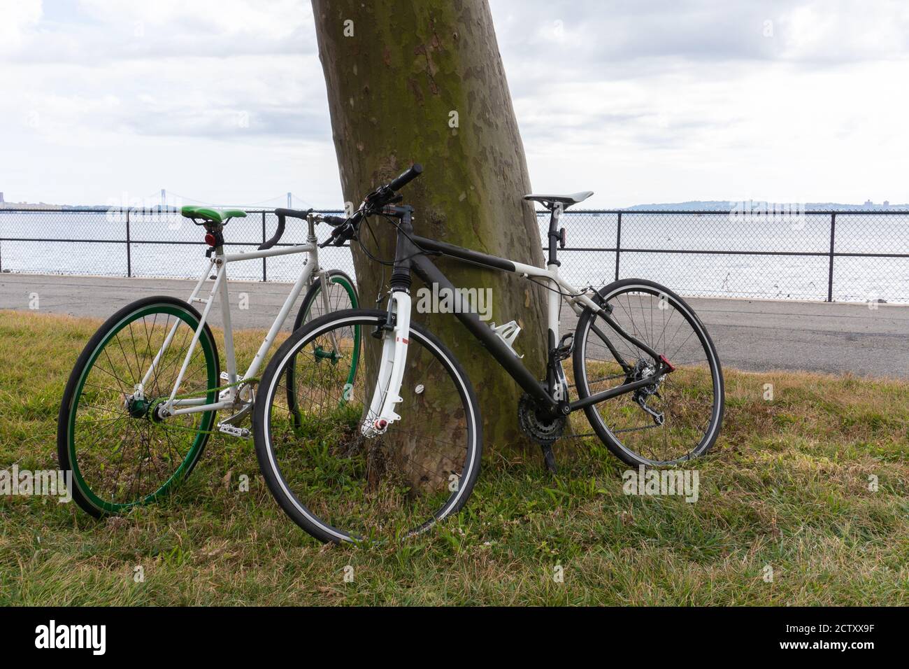 Bicicletas en tronco de rueda fotografías e imágenes de alta resolución -  Alamy