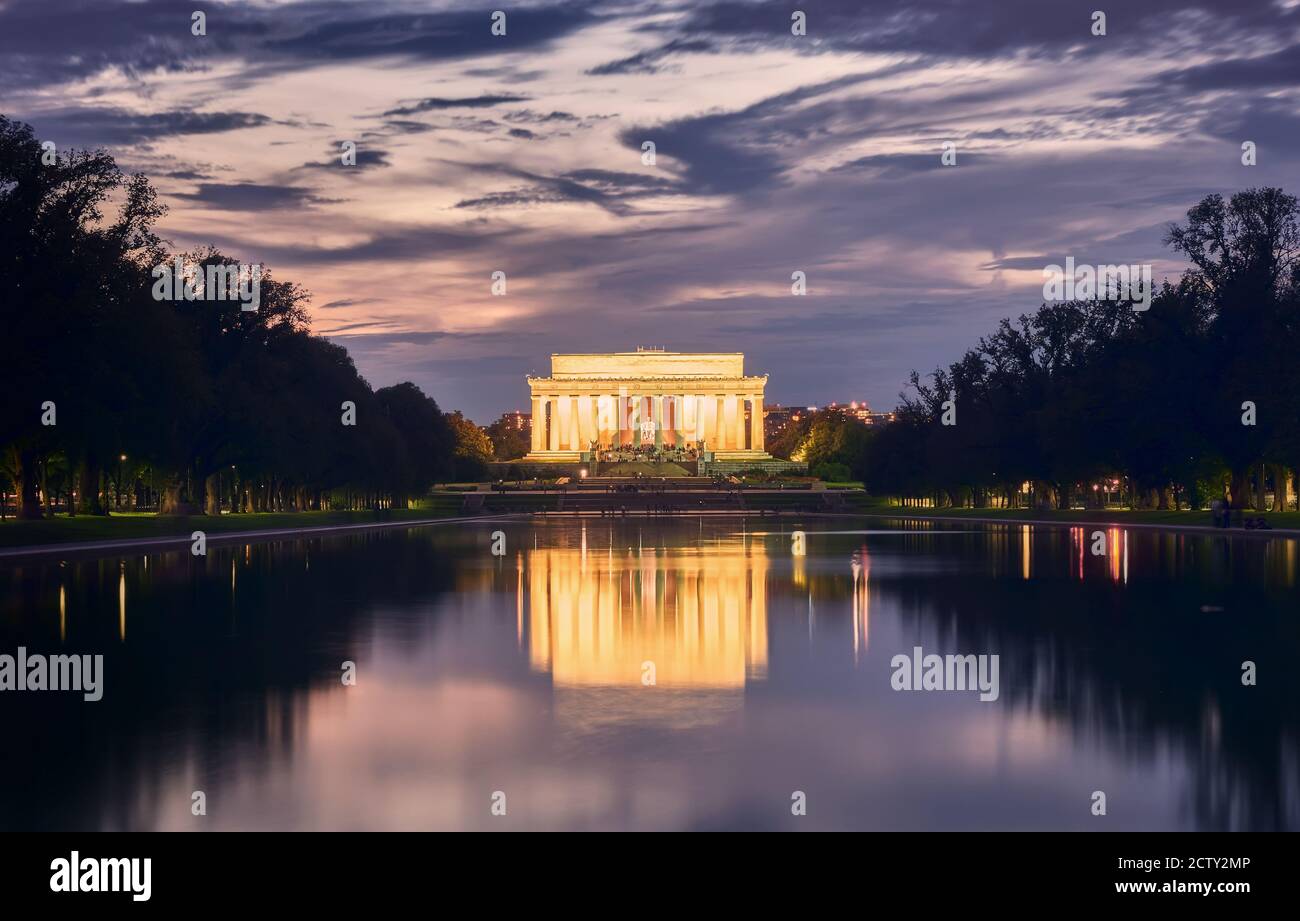 Lincoln Memorial, en Washington D. C., EE.UU. Paisaje nocturno con reflejos en el agua y luces en el monumento Foto de stock