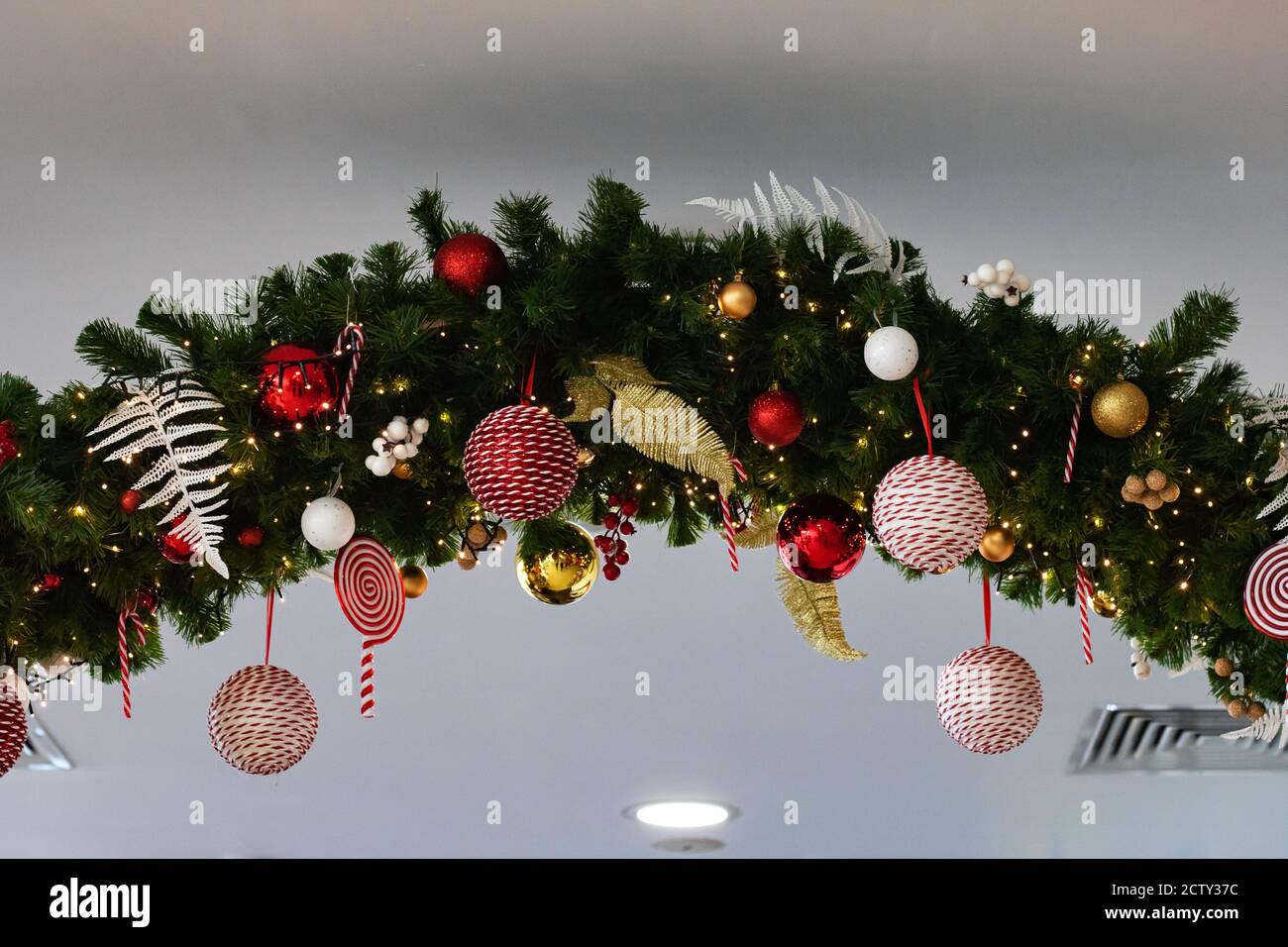 filete Decoración Suposición Adornos navideños en el techo con bolas y ramas de abeto Fotografía de  stock - Alamy