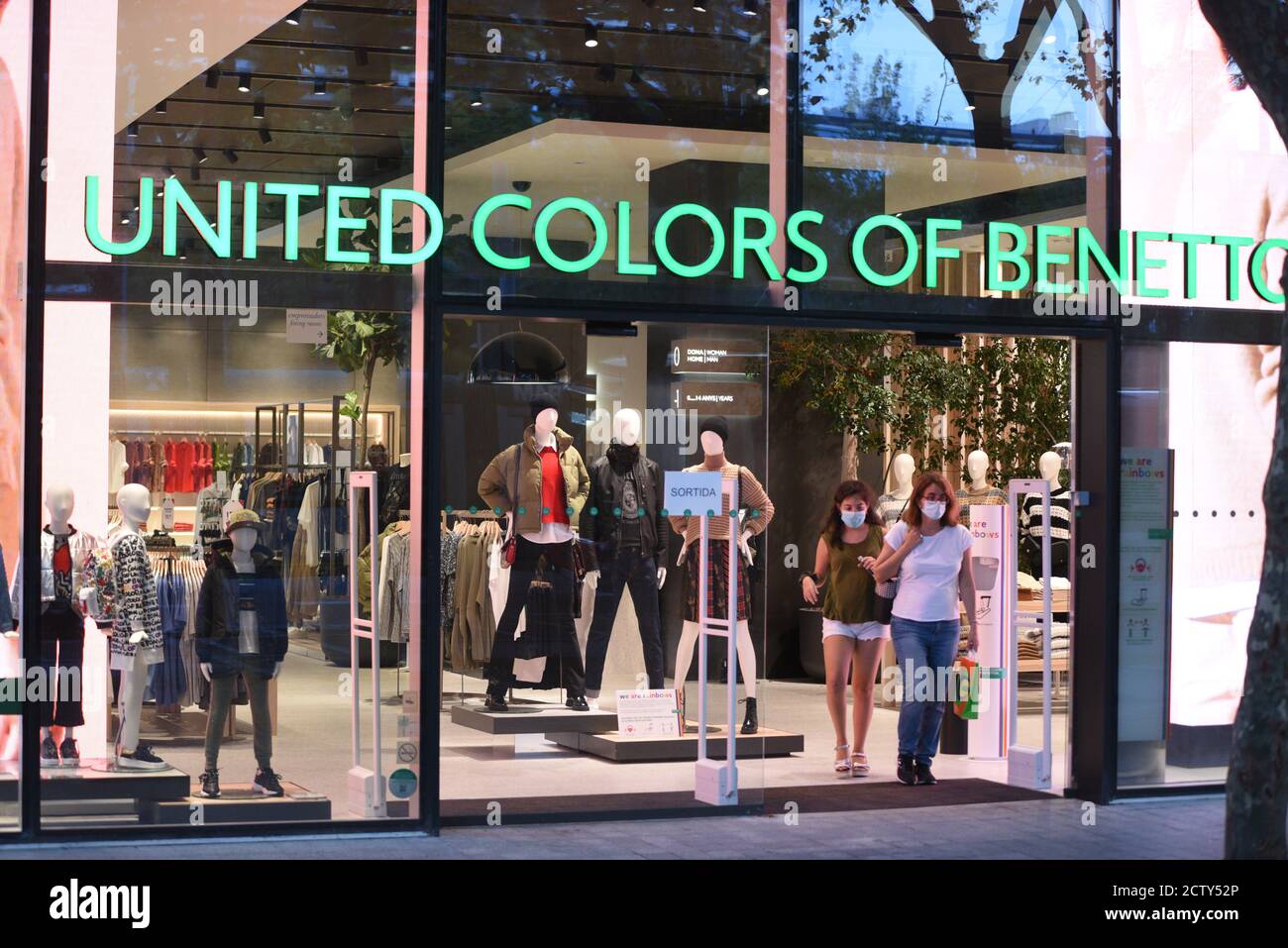 El logotipo de United Colors of Benetton visto en una de sus tiendas  Fotografía de stock - Alamy