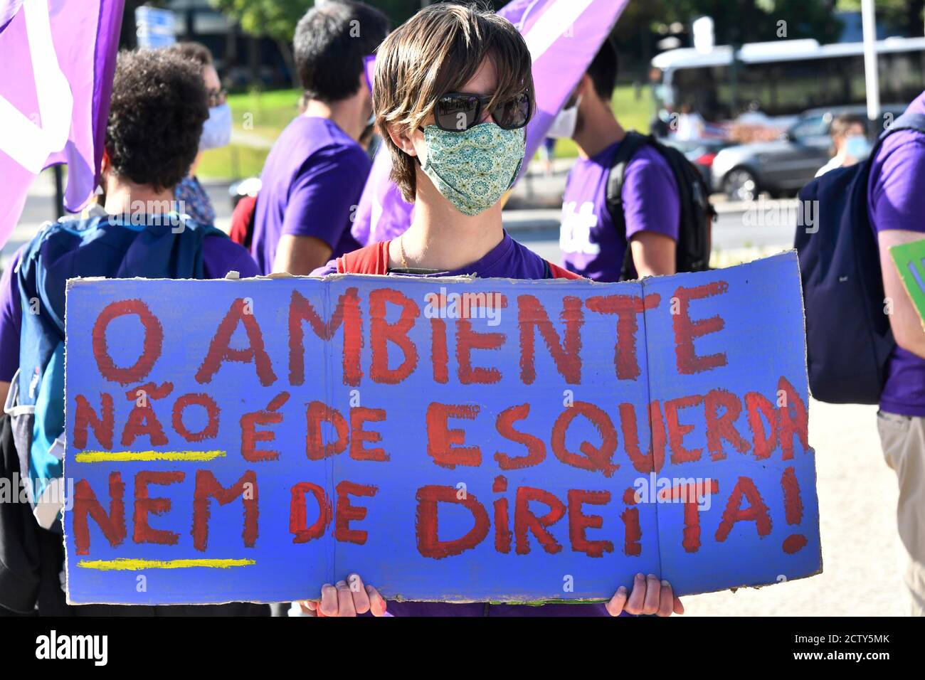 Un activista sostiene un cartel que dice: El medio ambiente no es de  derechas ni de izquierdas durante la manifestación.el movimiento viernes  por el futuro, dirigido por el activista Greta Thunberg, ha