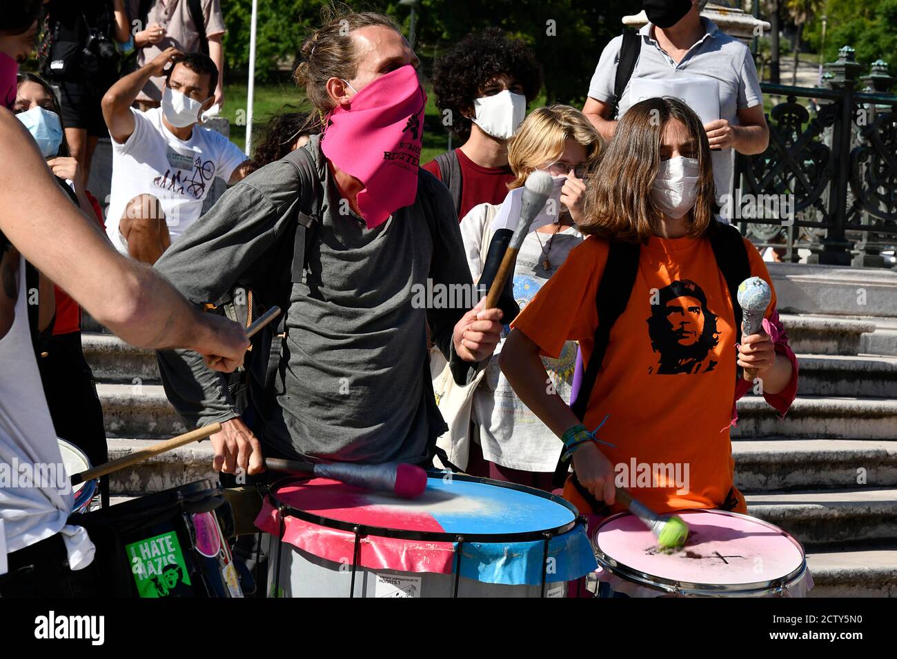 Varios manifestantes tocan instrumentos musicales durante el mitin.el  movimiento Viernes para el futuro, dirigido por el activista Greta  Thunberg, ha convocado varias marchas y manifestaciones a favor del medio  ambiente y en