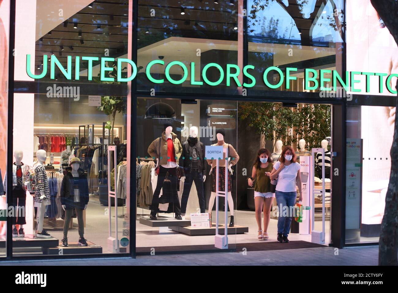 Barcelona, España. 21 de septiembre de 2020. El logotipo de United Colors  of Benetton visto en una de sus tiendas. Crédito: Jorge Sanz/SOPA  Images/ZUMA Wire/Alamy Live News Fotografía de stock - Alamy