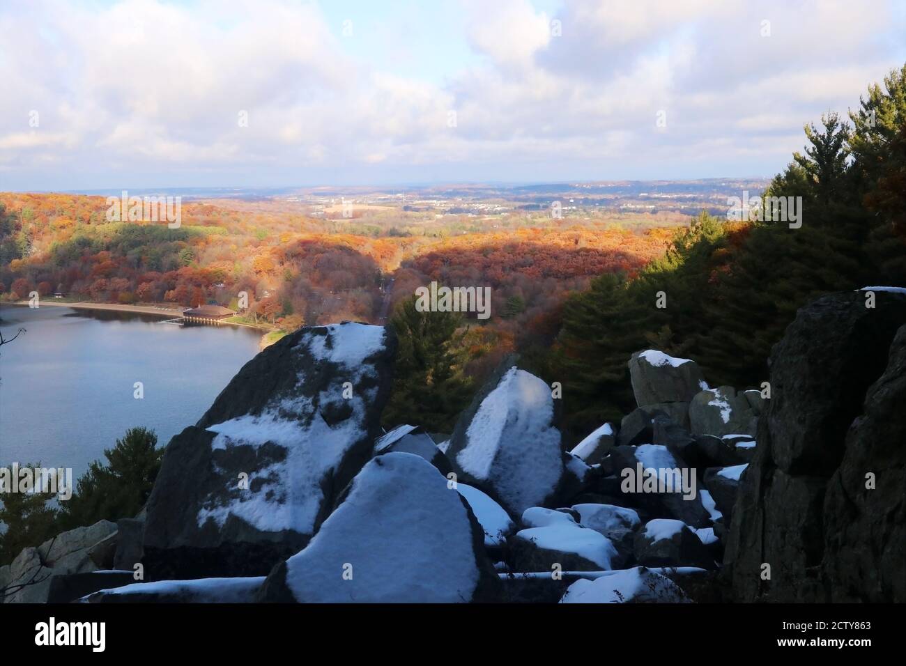 Hermoso paisaje otoñal y fondo de la naturaleza del medio oeste. Vista escénica del otoño en el parque estatal Devils Lake, área de Baraboo, Wisconsin, Estados Unidos. Foto de stock