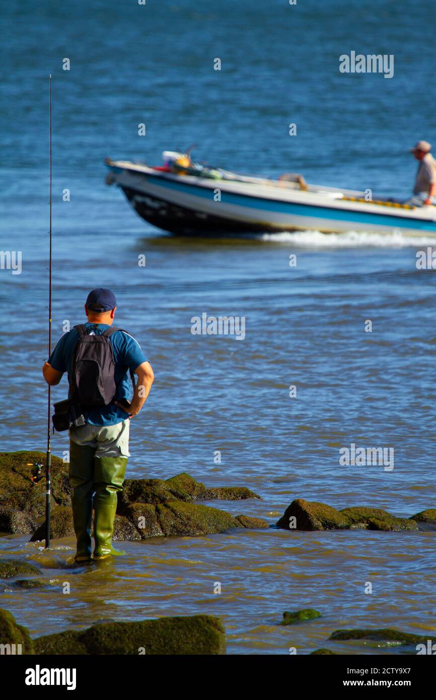 Caña En La Costa Del Mar Noche De Pesca Fotos, retratos, imágenes y  fotografía de archivo libres de derecho. Image 80303428