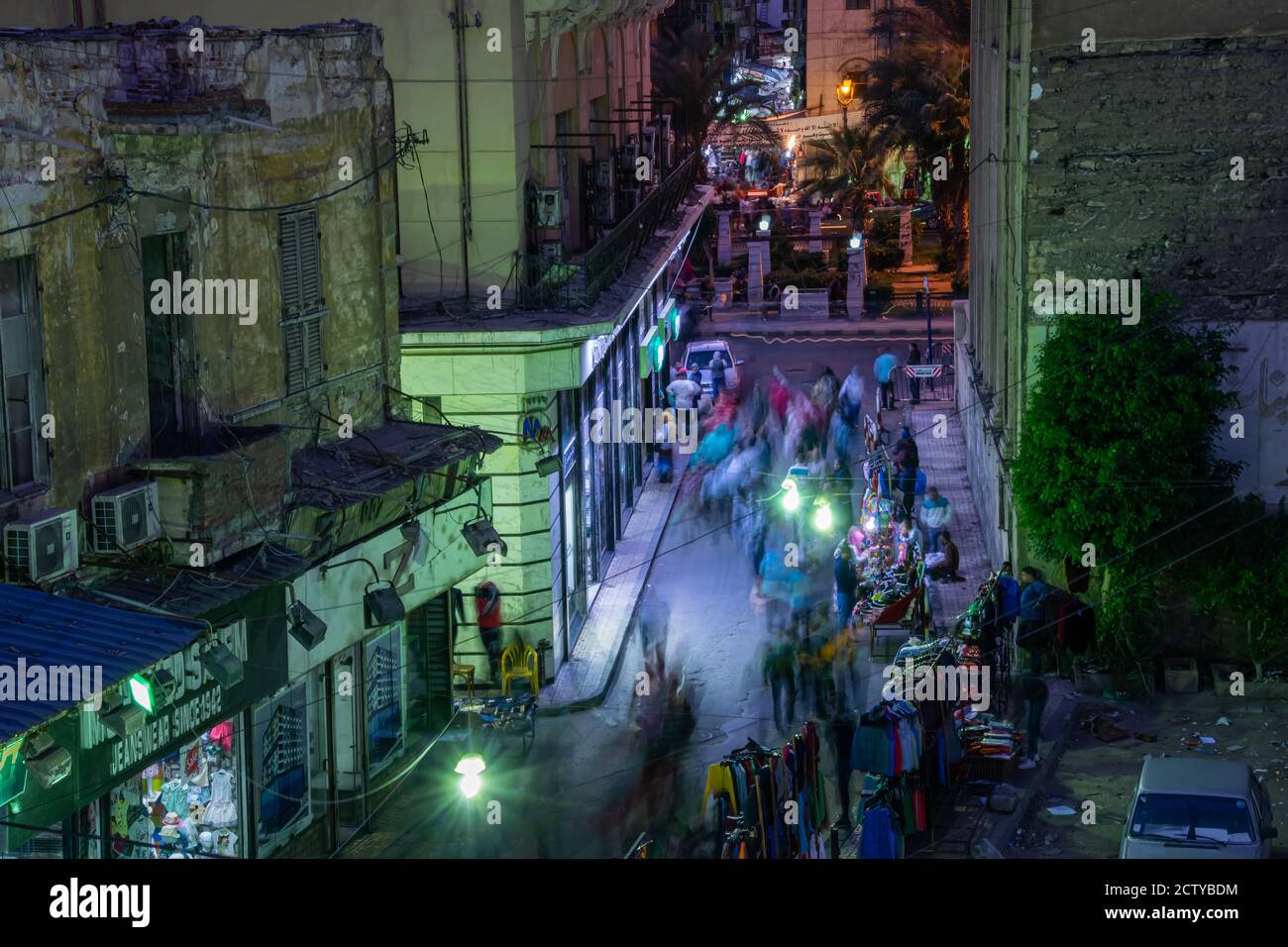 Arquitectura y escena nocturna de la calle de Egipto, Alejandría 2018 Foto de stock
