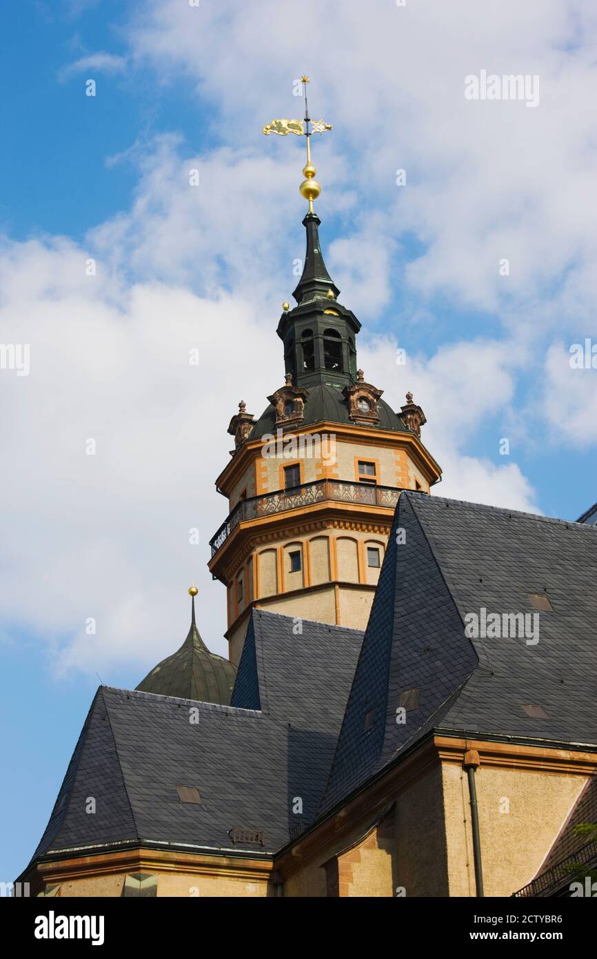 Vista angular de una iglesia, Nikolaikirche, Leipzig, Sajonia, Alemania Foto de stock