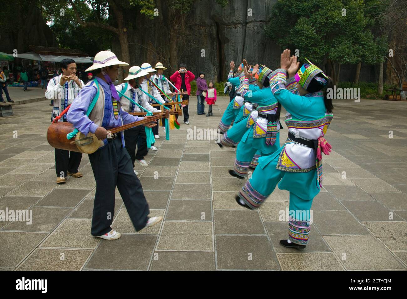 Espectáculo de danza folklórica Sani, el Bosque de Piedra, Shilin, Kunming, Provincia de Yunnan, China Foto de stock