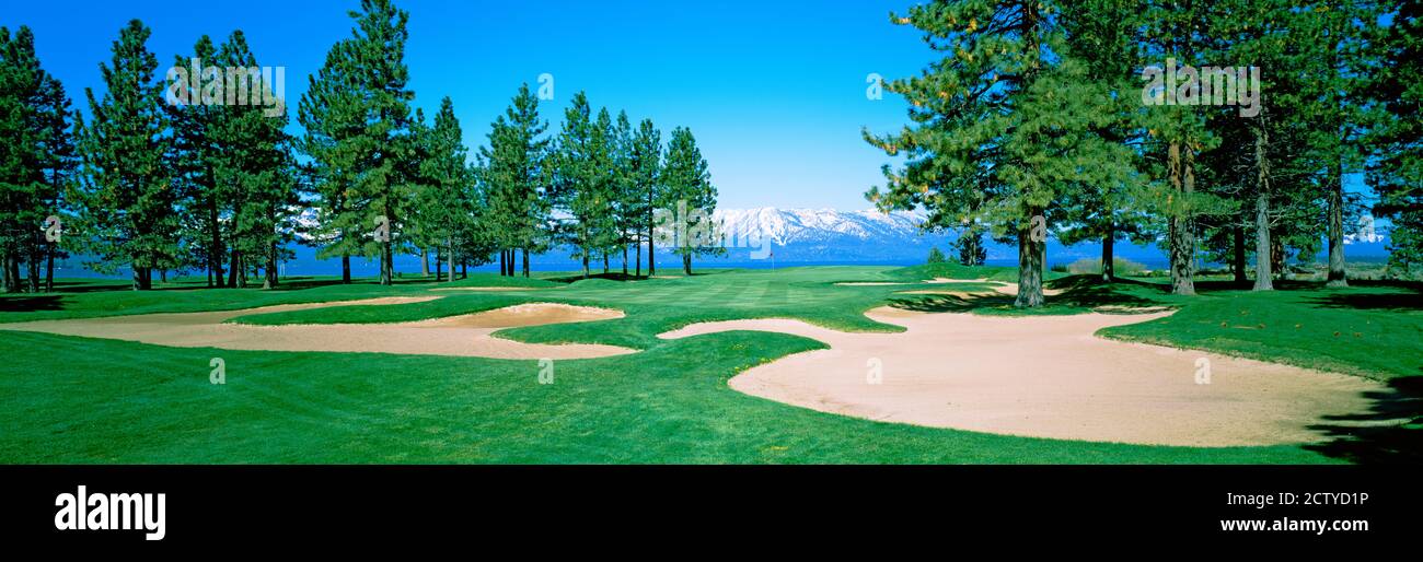 Trampas de arena en un campo de golf, Edgewood Tahoe Golf Course, Stateline, Douglas County, Nevada, Estados Unidos Foto de stock