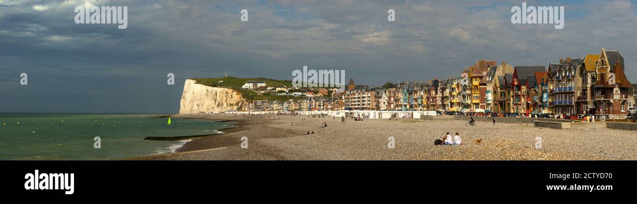 Ciudad en primera línea de playa, Canal Inglés, Mers-les-Bains, Somme, Picardía, Francia Foto de stock