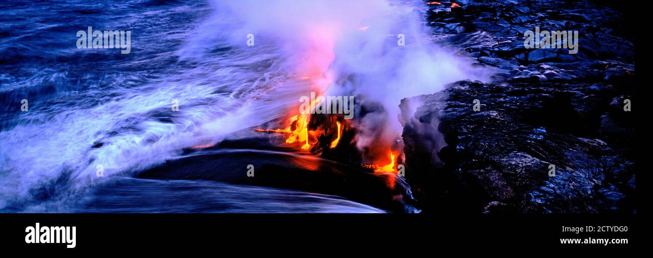 Lava fluyendo de un volcán, Kilauea, Parque Nacional de los Volcanes de Hawái, Isla Grande, Hawai, Estados Unidos Foto de stock