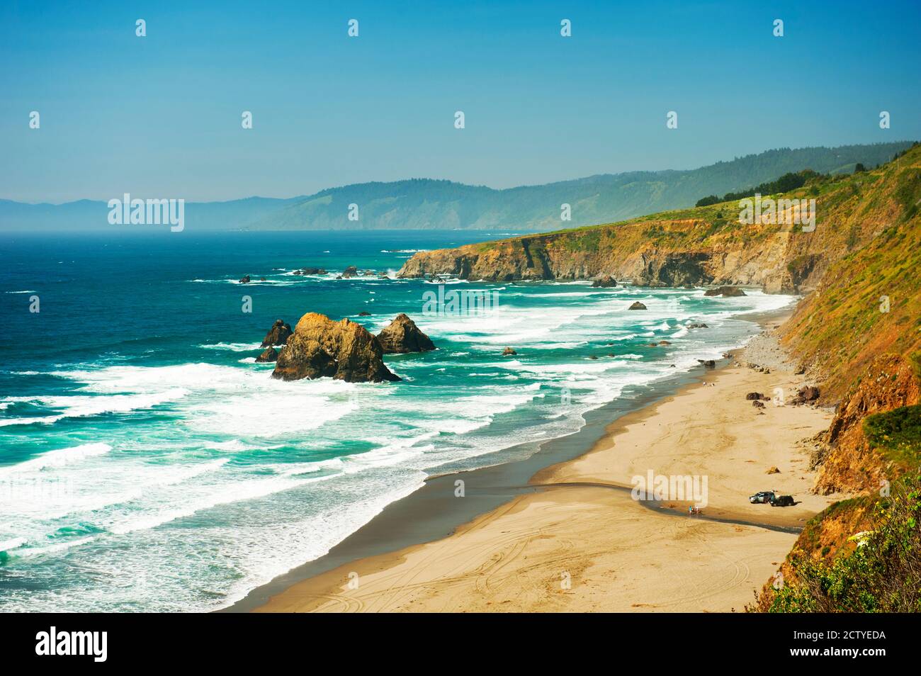 Practique surf en la costa del Pacífico, norte de California, EE.UU Foto de stock