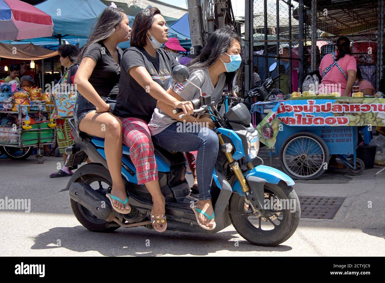 Autónomo Centro comercial Preferencia Tres chicas en moto fotografías e imágenes de alta resolución - Alamy