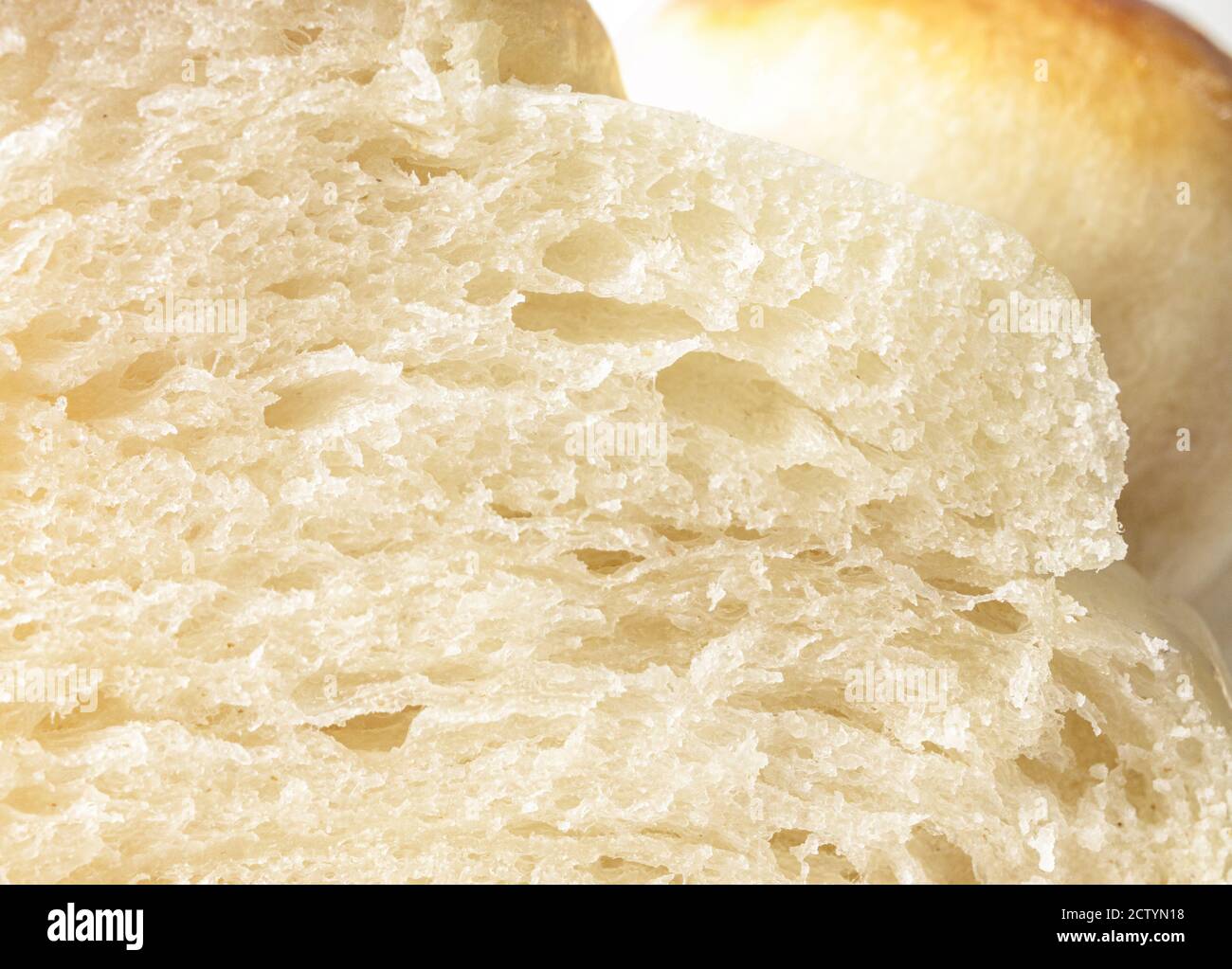 Primer plano de pan de levadura en rodajas. Detalle de un suave y esponjoso pan de Challah, el tradicional Sutter Zopf suizo o un clásico pan blanco pan de pan. Foto de stock