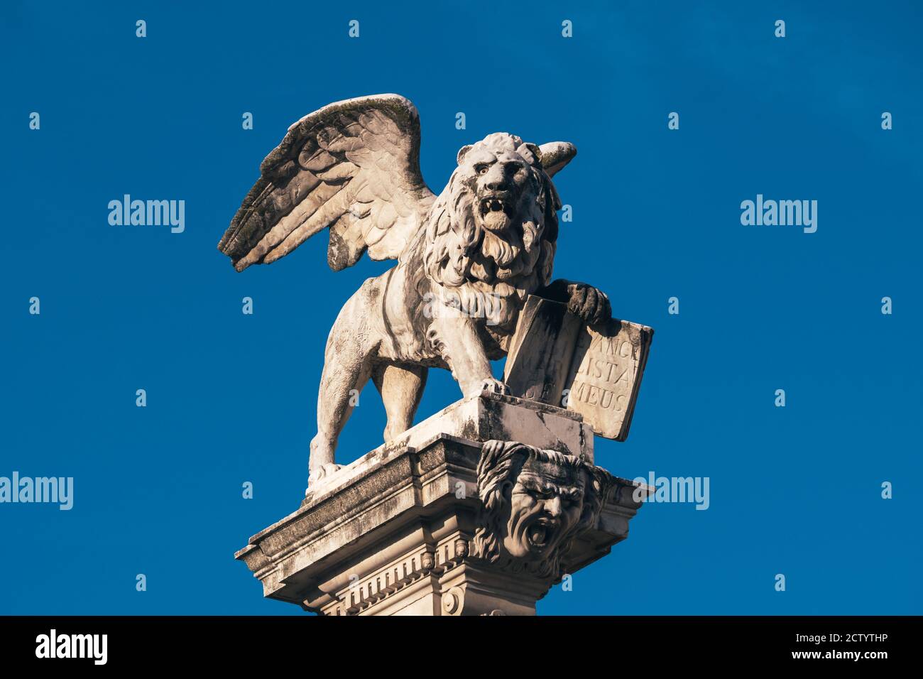 León Veneciano de San Marcos en la Piazza dei Signori, Padua, un símbolo de la República de Venecia Foto de stock