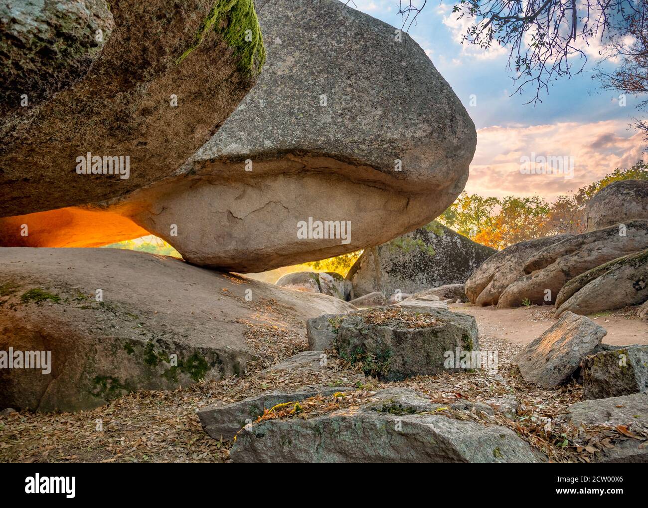 Beglik Tash megalitos - formación de roca natural, santuario de roca prehistórica en la costa sur del Mar Negro de Bulgaria Foto de stock