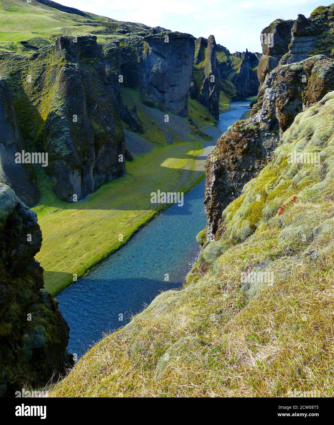 La naturaleza en Islandia. Impresionante y mágico cañón Fjadrargljufur. Río Fjadra. Paisaje natural islandés. Cuento de hadas como un profundo desfiladero con paredes de tuff. Foto de stock