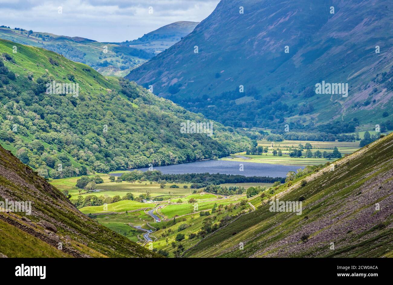 La vista hacia Brotherswater (Brothers Water) desde Kirkstone Pass en el Lake District National Park en Cumbria. Foto de stock