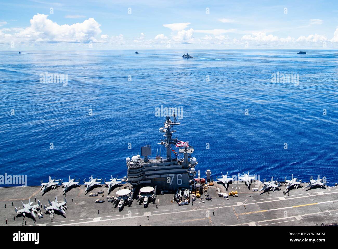 El único portaaviones de despliegue avanzado USS Ronald Reagan (CVN 76) de la Marina se aleja de la formación en apoyo de un ejercicio fotográfico Valiant Shield 2020. Valiant Shield es un ejercicio bienal de entrenamiento de campo (FTX), solo en los Estados Unidos, con un enfoque en la integración de entrenamiento conjunto en un ambiente de aguas azules entre las fuerzas de los Estados Unidos. Esta capacitación permite que el mundo real sea competente en el mantenimiento de fuerzas conjuntas mediante la detección, localización, seguimiento y participación de unidades en el mar, en el aire, en tierra y en el ciberespacio en respuesta a una serie de áreas de misión. (EE.UU Foto de la Marina por Especialista en Comunicación de masas 3 de clase Jason Foto de stock