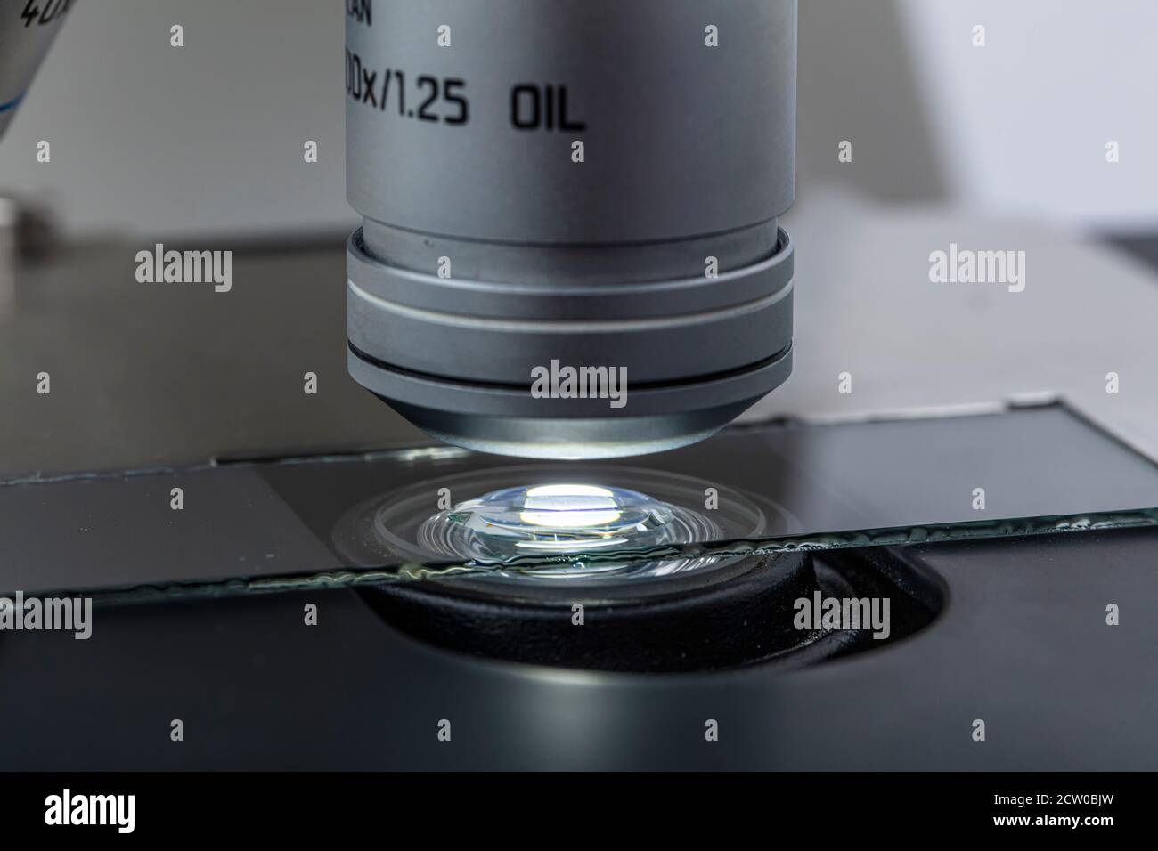 Distribución de aceite de inmersión bajo lente de objetivo de microscopio  ligero. La inmersión en aceite es una técnica para microscopía óptica de  alta resolución Fotografía de stock - Alamy