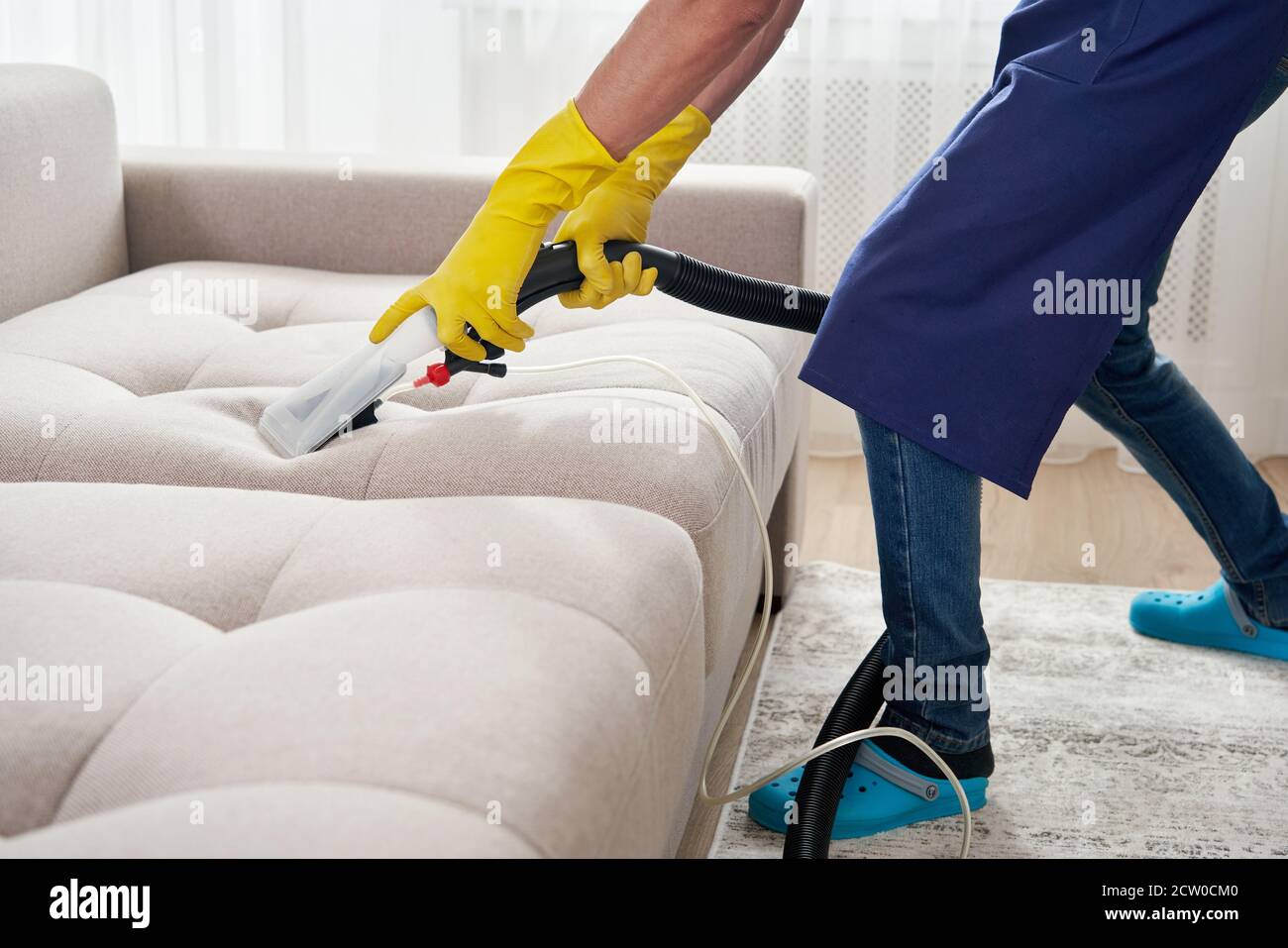 Limpiar un sofá sucio con una lavadora de sofás primer plano de manos  sosteniendo un limpiador de sofás lavado profesional de sofás imagen de  lavado de sofás