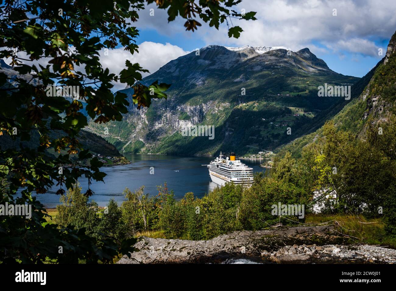 Crucero en el puerto de Geiranger en el famoso fiordo en un día de verano, Noruega Foto de stock