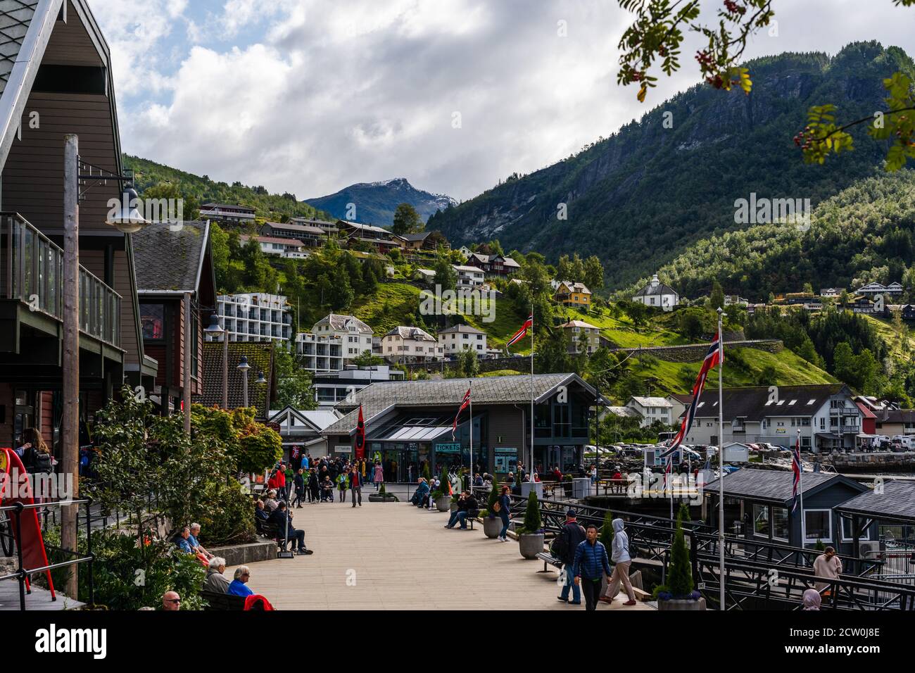 Editorial 09.07.2019 Geiranger Noruega turistas caminando por las calles de Geiranger, una ciudad al final de un gran fiordo Foto de stock