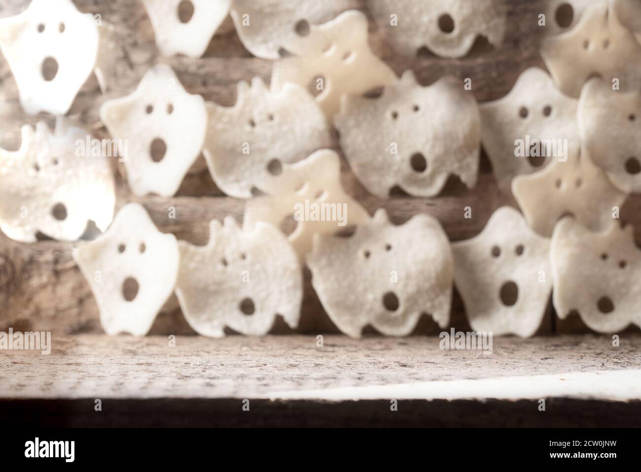 Grupo de varios fantasmas de miedo, Halloween fondo moderno diseño de madera, octubre estilo horror Foto de stock