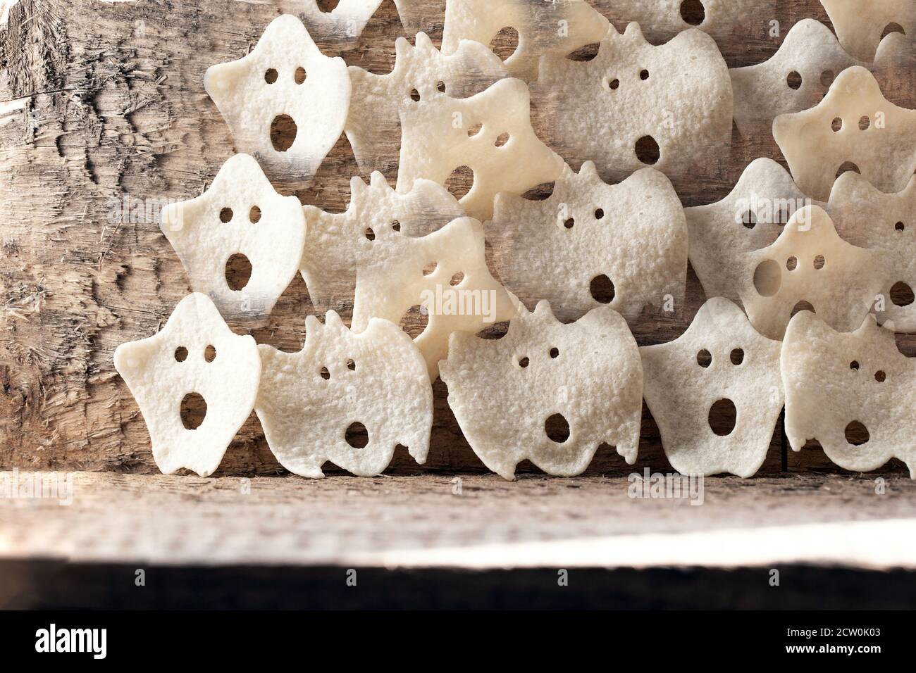 Grupo de varios fantasmas de miedo, Halloween fondo moderno diseño de madera, octubre estilo horror Foto de stock