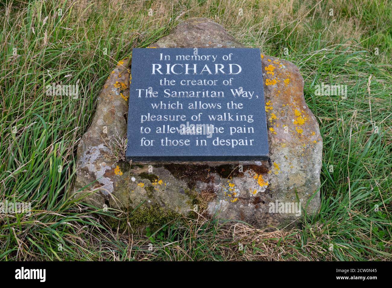 Memorial Stone 'en memoria de Richard el creador de la vía Samaritana' 40 millas de ruta a pie a través del Parque Nacional de los Moros de North York, Inglaterra, Reino Unido Foto de stock