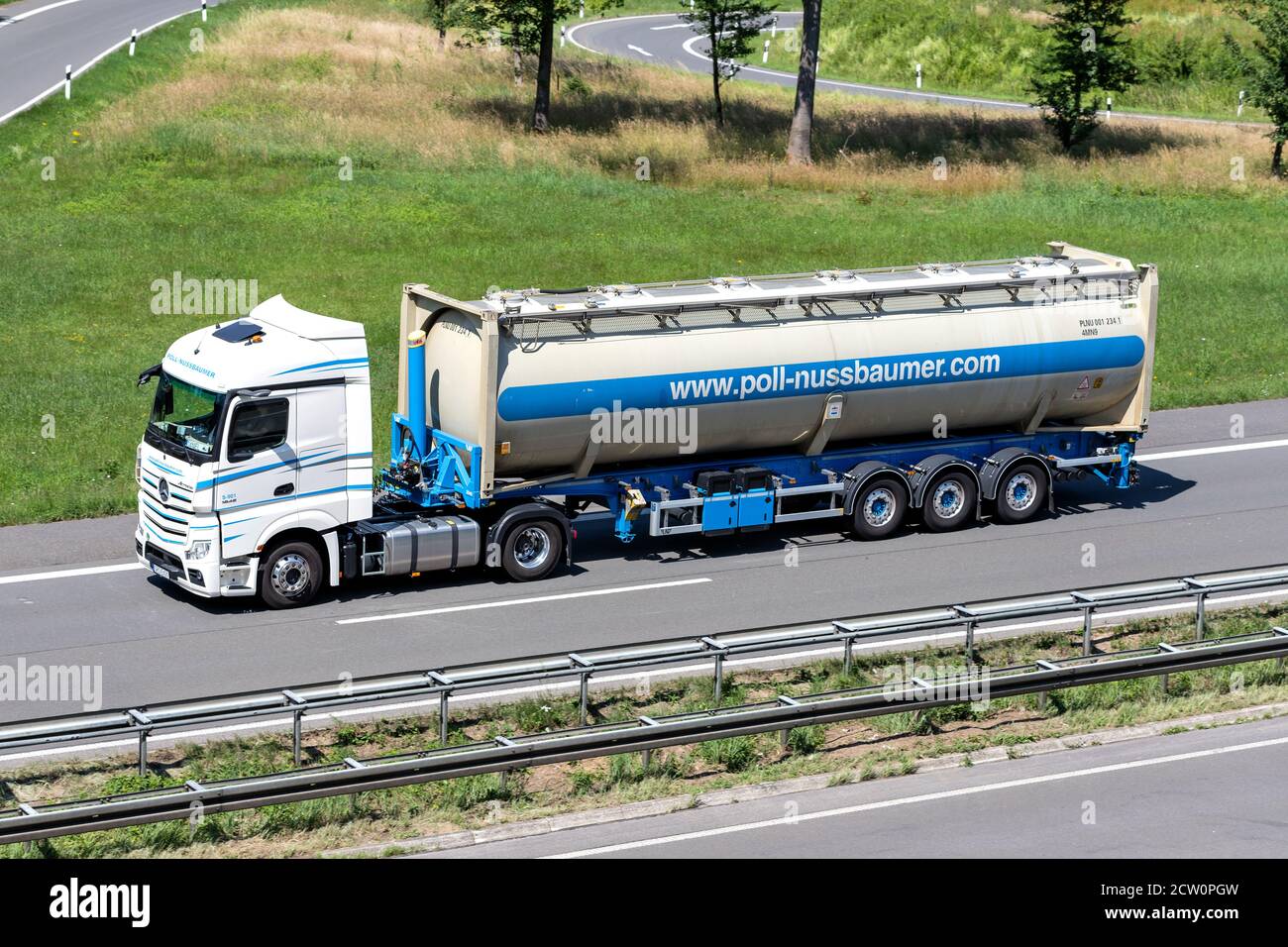 Poll-Nussbaumer Mercedes-Benz Actros con contenedor de silo en la autopista. Foto de stock
