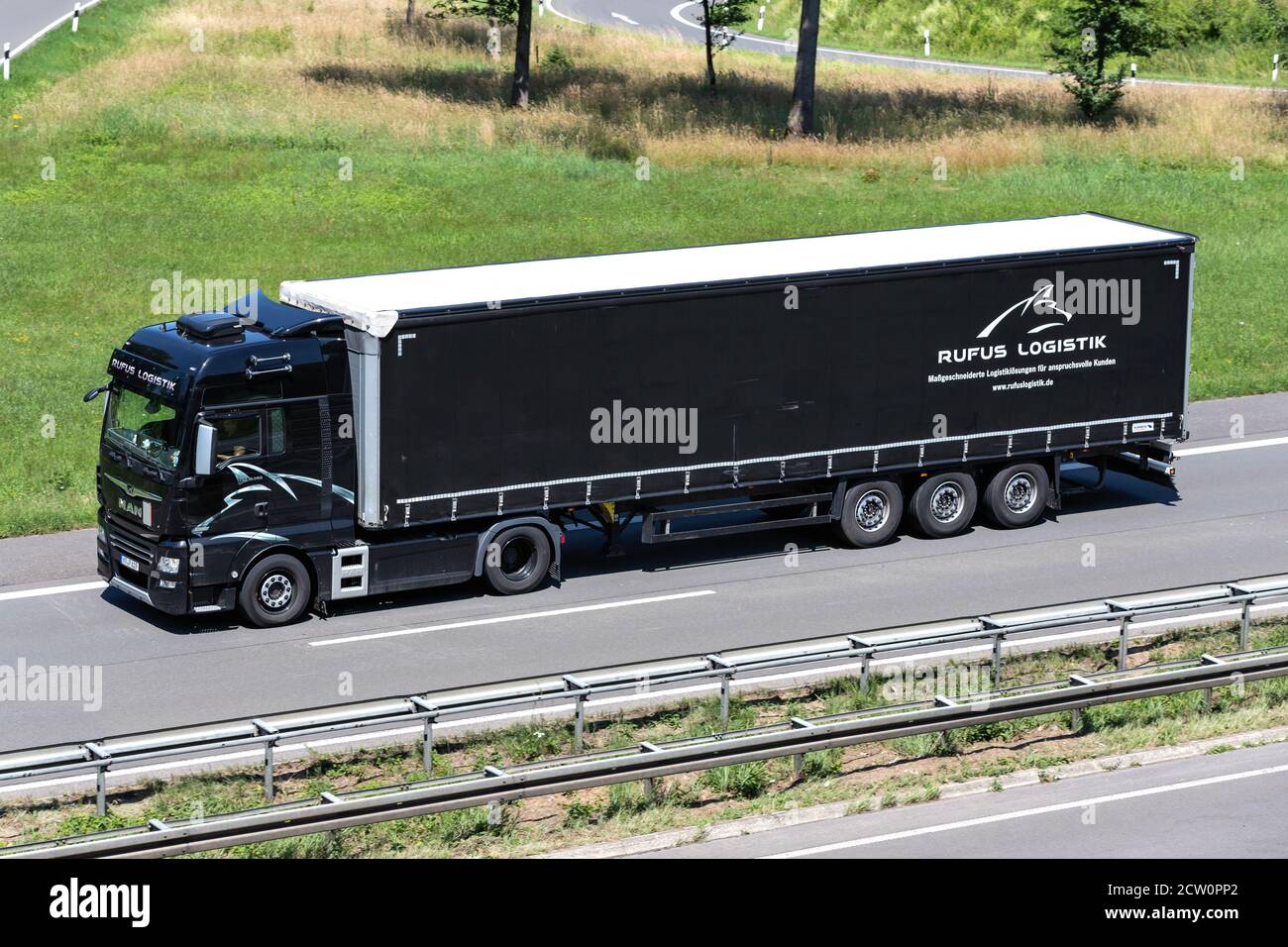 Rufus Logistik MAN TGX camión con remolque en la autopista. Foto de stock