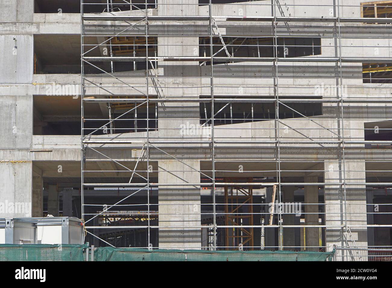Andamios en construcción de edificios de hormigón Foto de stock
