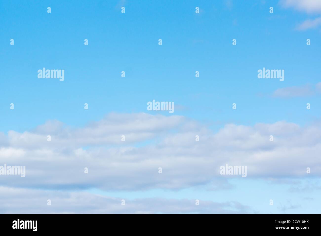 Cielo azul con nubes de luz blanca volando Foto de stock