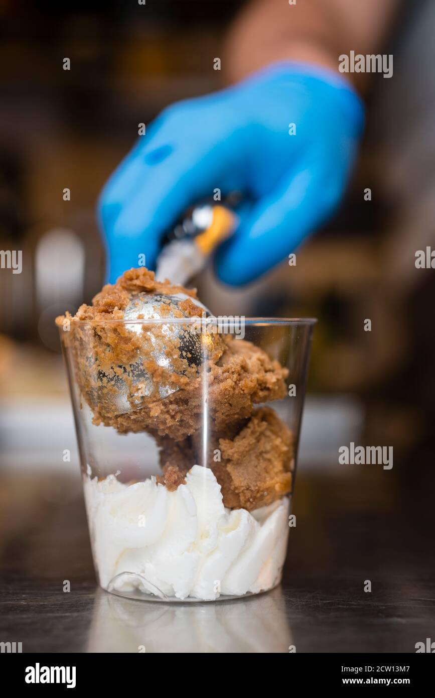Preparación artesanal de una taza de vidrio de helado de café italiano  gelato con crema batida en la parte inferior y superior Fotografía de stock  - Alamy