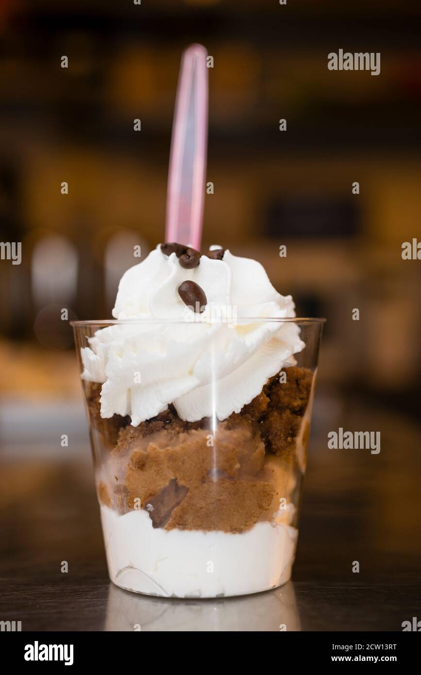 Preparación artesanal de una taza de vidrio de helado de café italiano  gelato con crema batida en la parte inferior y superior Fotografía de stock  - Alamy