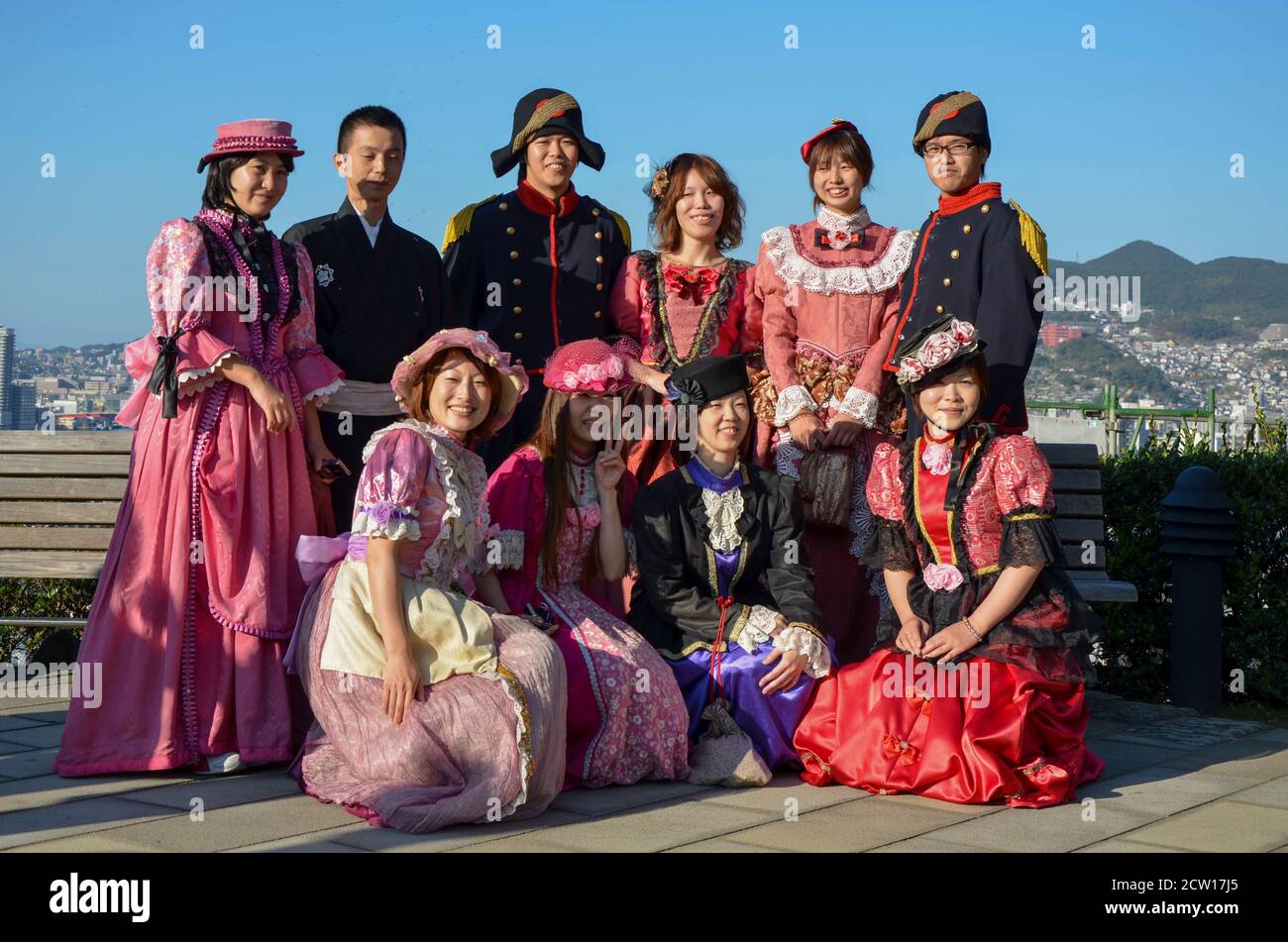 Turistas disfrazados en Glover Garden (グラバー園, Gurabāen), Nagasaki, Japón Foto de stock