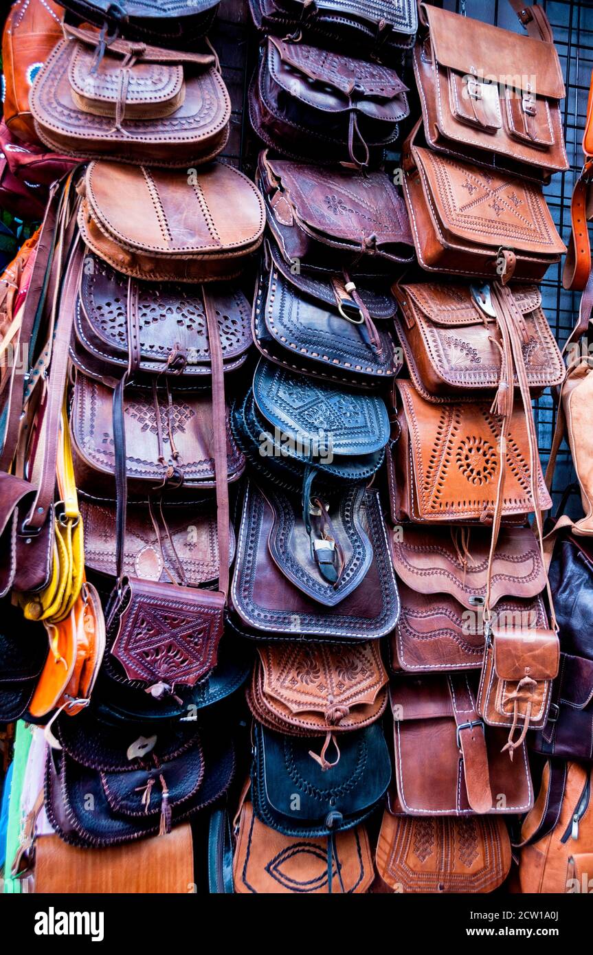 Único, único en su género, bolsos de cuero artisiano español seducen en  Granada, España Fotografía de stock - Alamy