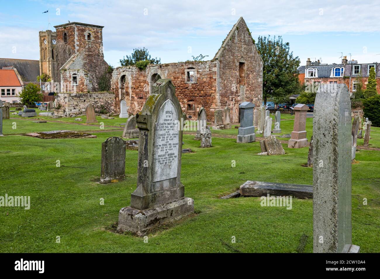Iglesia de San Andrés del siglo XVII, en ruinas y sin techo, y tumbas antiguas en el cementerio, Berwick del Norte, Lothian del este, Escocia, Reino Unido Foto de stock