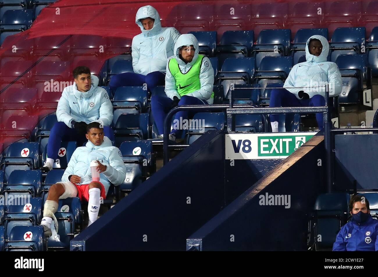 Thiago Silva del Chelsea en el banco con una pierna vendada durante el partido de la Premier League en los Hawthorns, West Bromwich. Foto de stock